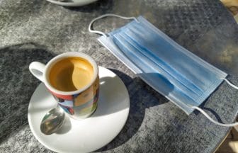 café et masque de protection sur une table de bistro | コーヒーステーション