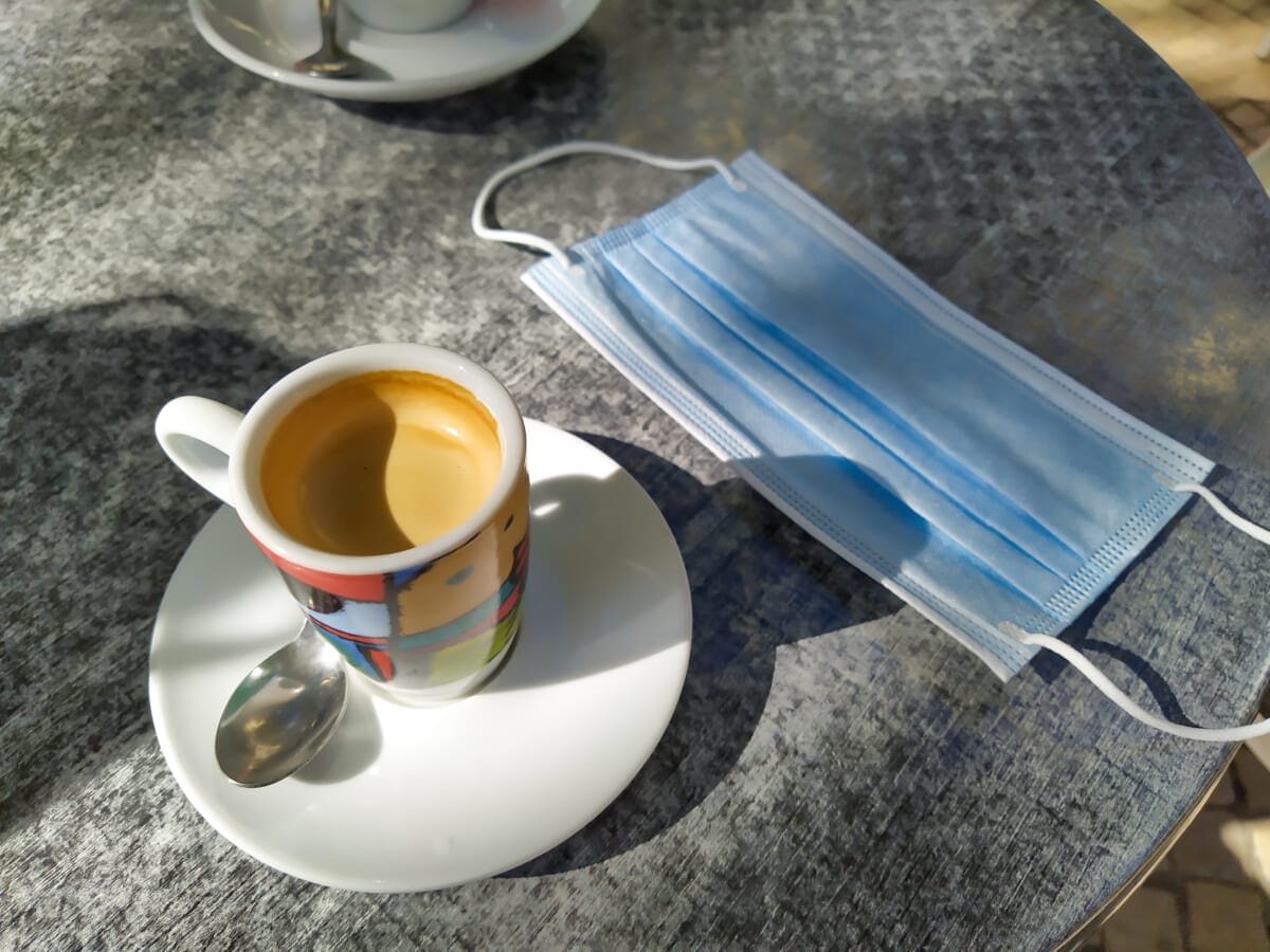 café et masque de protection sur une table de bistro | コーヒーステーション