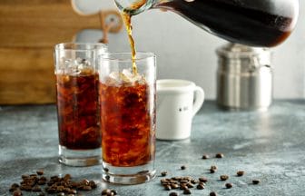 Cold brew iced coffee in tall glasses | コーヒーステーション
