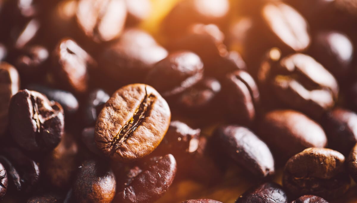 Organic coffee beans on wood | コーヒーステーション