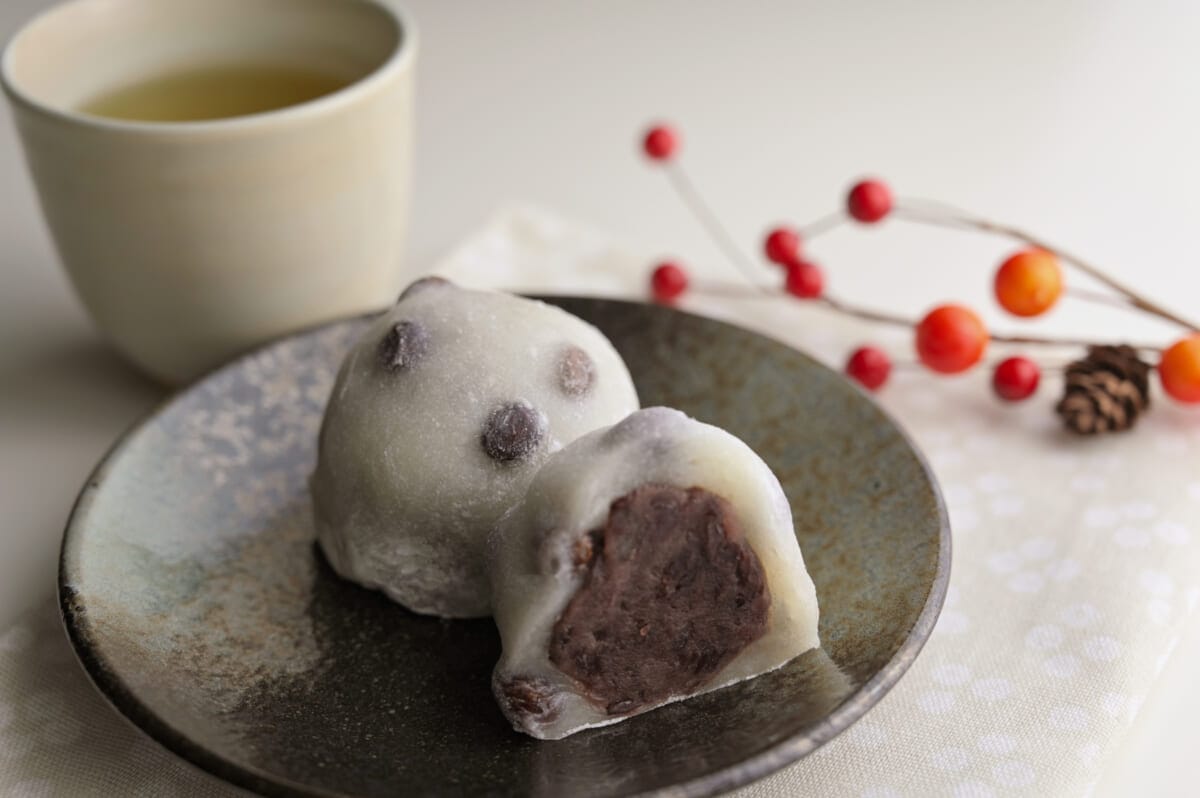 皿に盛られた豆大福 | コーヒーステーション