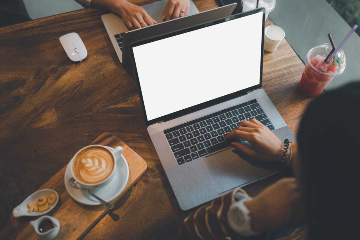 Young asian business female and middle age woman meeting and working at coffee shop | コーヒーステーション