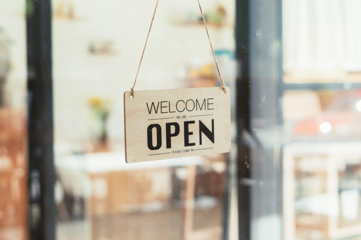 Wooden sign board hanging on door of cafe | コーヒーステーション 二杯目~コーヒーを通して生まれたありがとう~