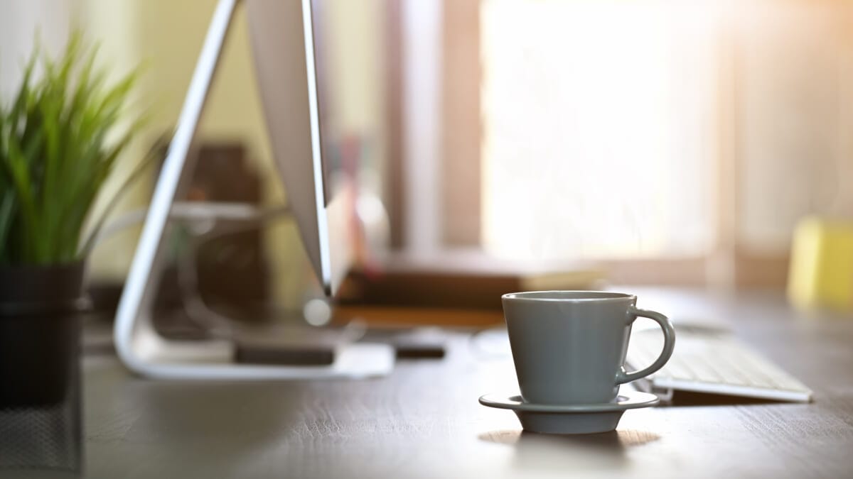 sunlight shining through windows as coffee morning on workspace | コーヒーステーション