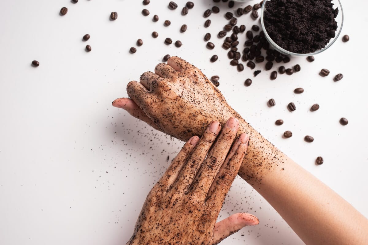 Scrub exfoliates old skin cells Young woman hand applying coffee grounds scrub massaging cosmetic skincare | コーヒーステーション