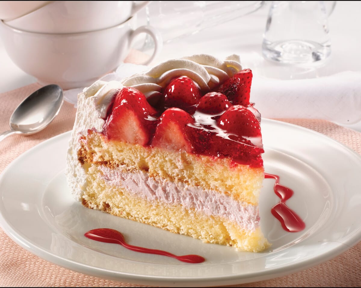Tarta de fresas con nata Strawberry shortcake with whipped cream | コーヒーステーション