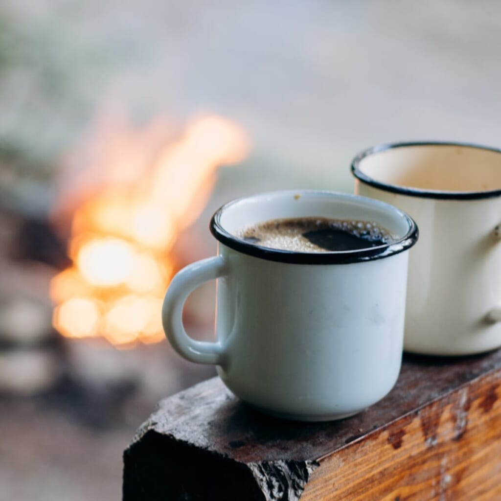 Two coffee cups near campfire Warm and cold Camping | コーヒーステーション
