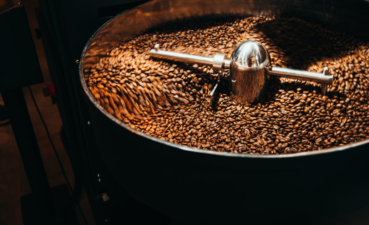 Roasted coffee in roasting machinesMotion blur for backgroundB | コーヒーステーション