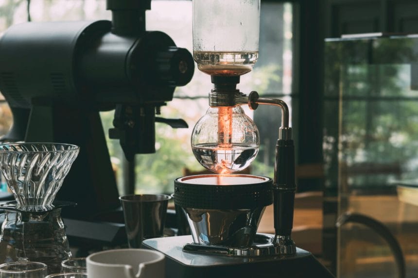 Professional siphon coffee Barista using coffee siphon tower br | コーヒーステーション