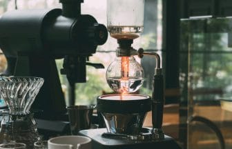 Professional siphon coffee Barista using coffee siphon tower br | コーヒーステーション