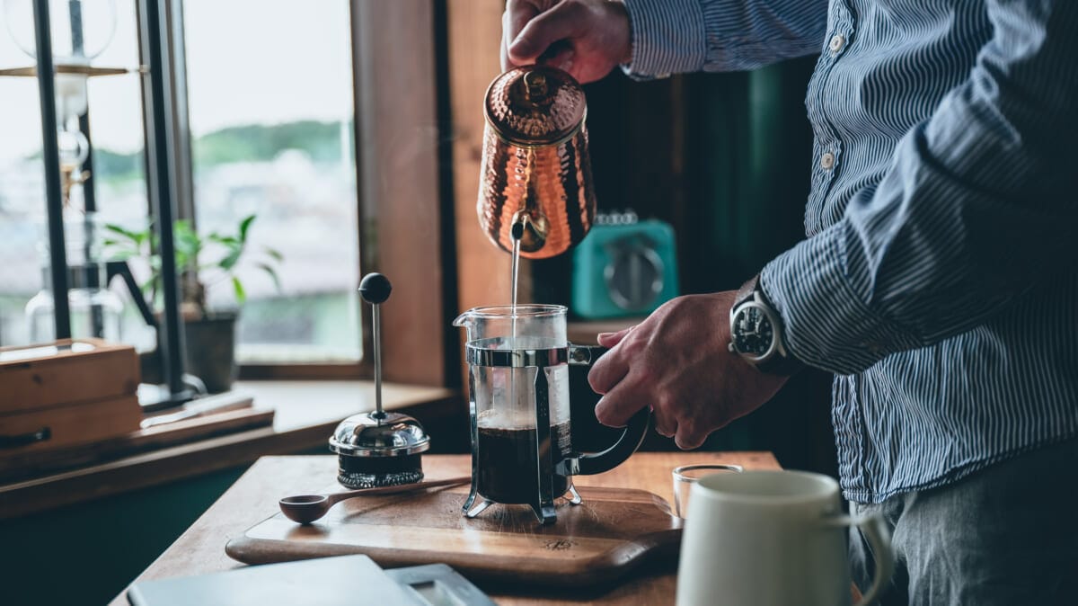 フレンチプレスにお湯を注ぐ | コーヒーステーション