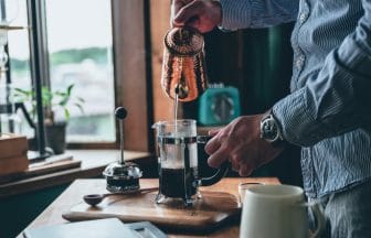 フレンチプレスにお湯を注ぐ | コーヒーステーション