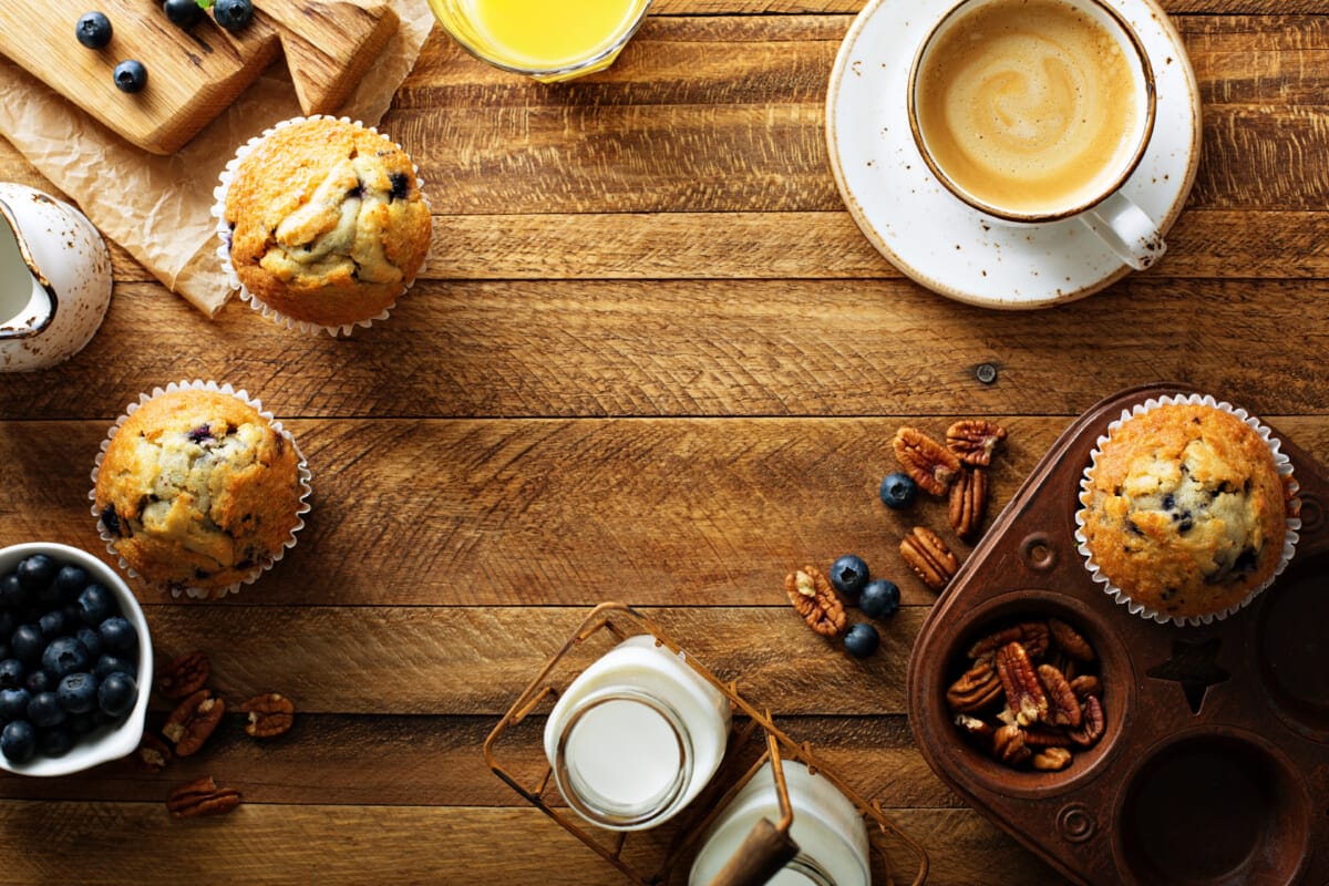 Freshly baked blueberry muffins in a rustic setting | コーヒーステーション