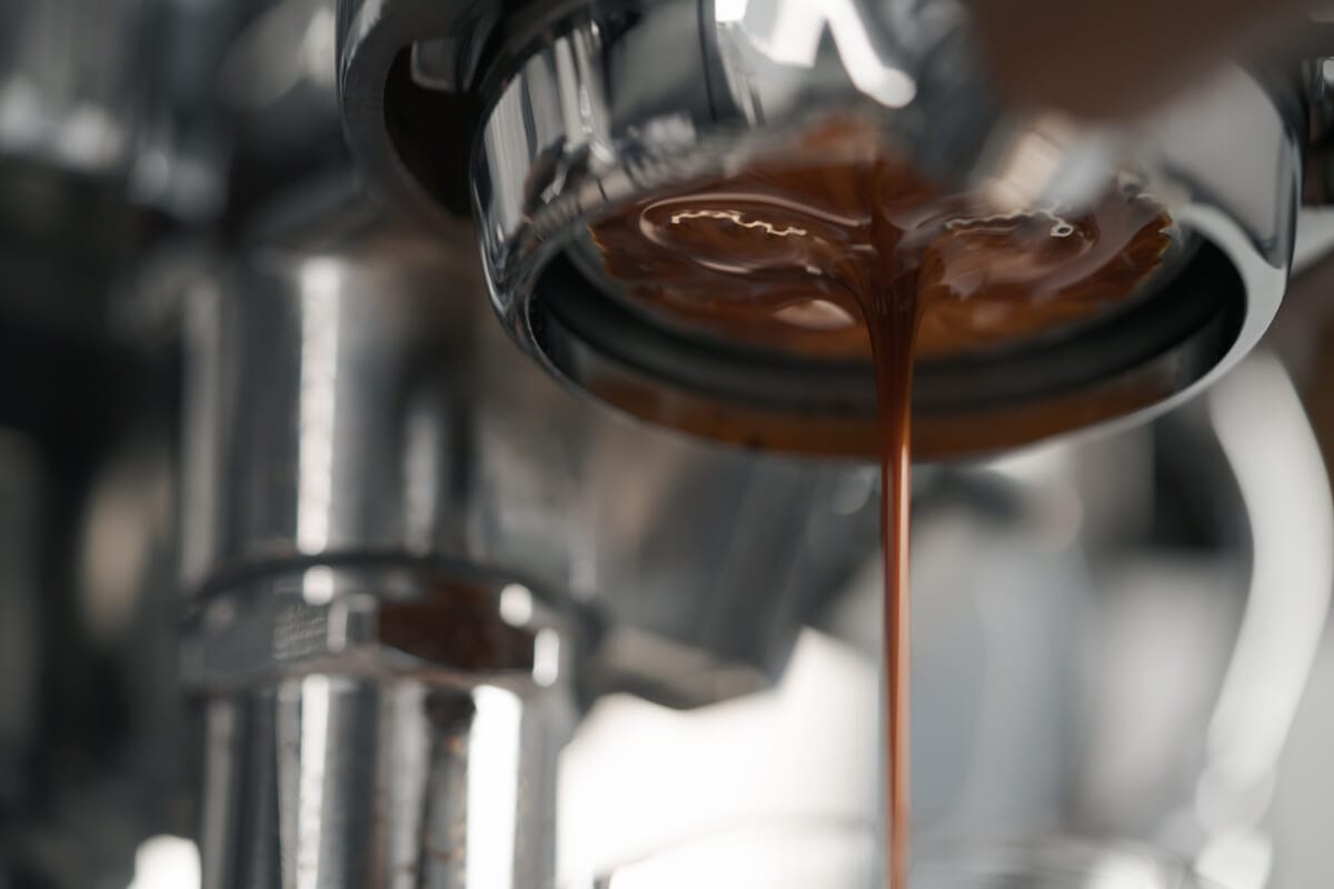 Extracting espresso with naked portafilter closeup | コーヒーステーション