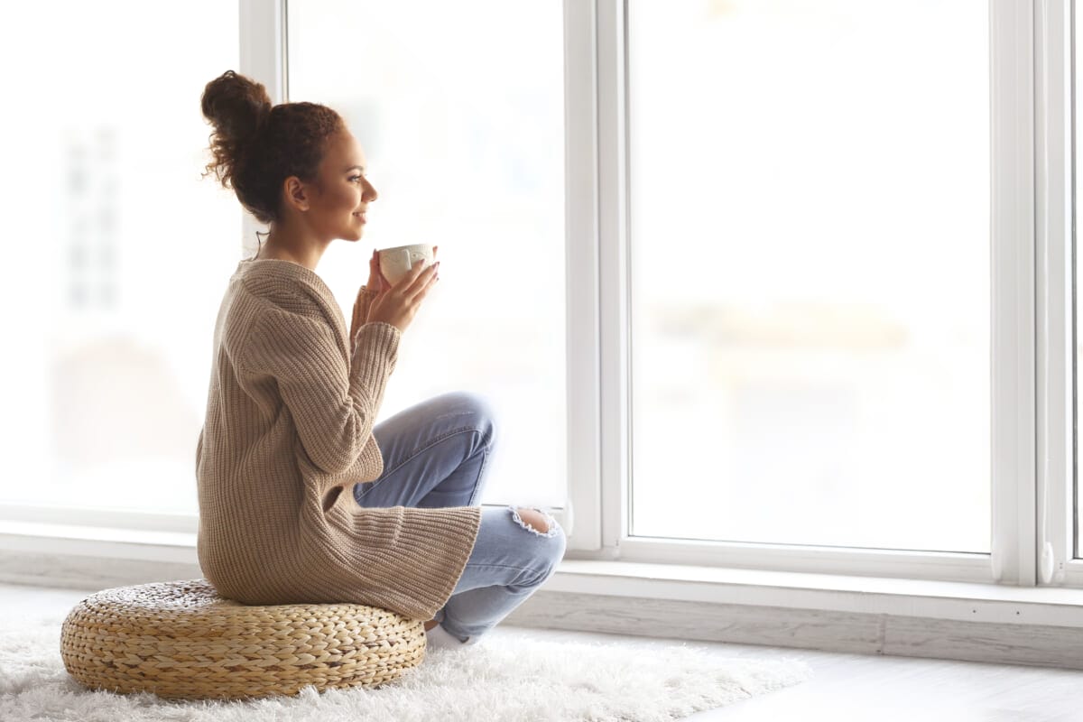 Beautiful African American girl drinking coffee at home | コーヒーステーション