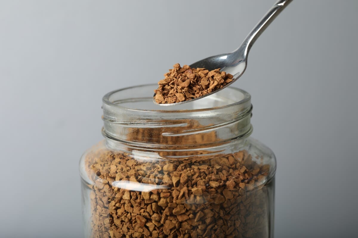 Taking instant coffee with spoon on grey background closeup | コーヒーステーション