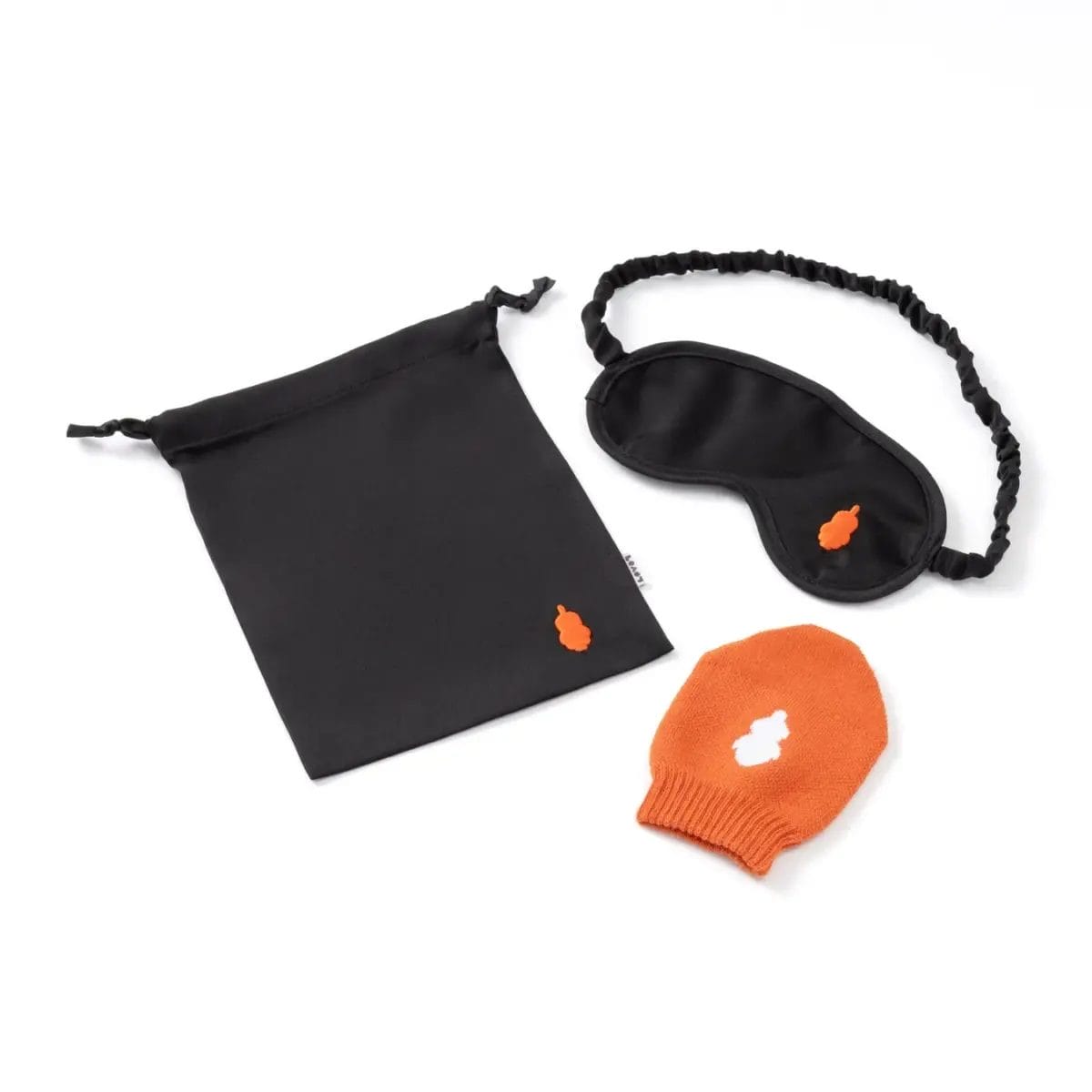 黒い巾着ポーチ、アイマスク、オレンジ色のミトンが白い背景に置かれている