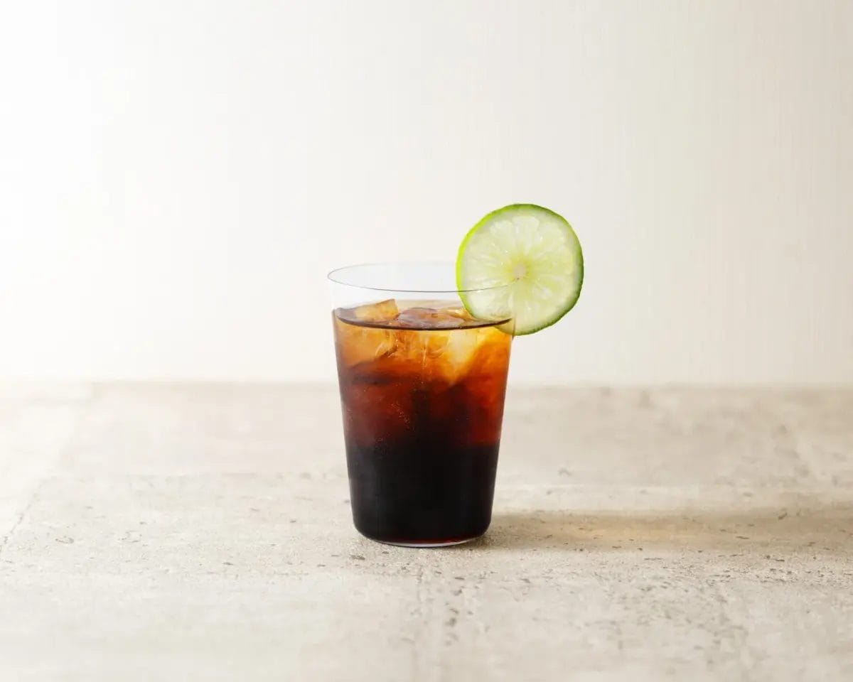 ライム入りのドリンク