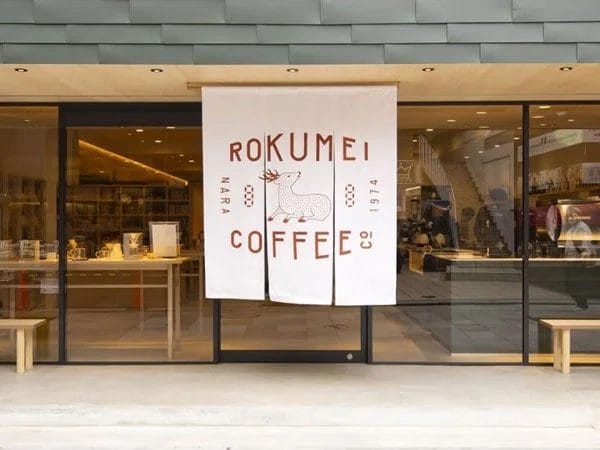 鹿のロゴが特徴的な「ROKUMEI COFFEE」の店舗外観
