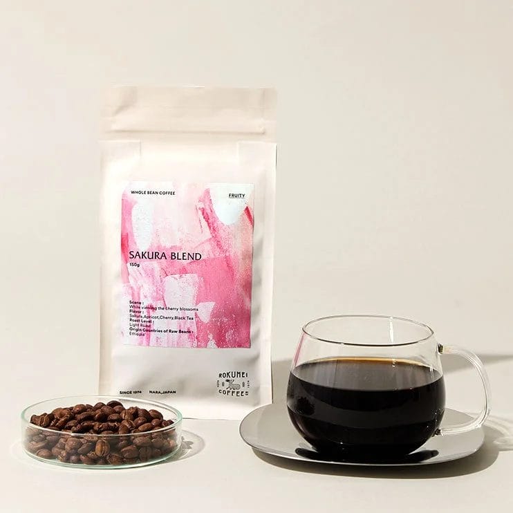 桜ブレンドのコーヒー豆パッケージと抽出されたコーヒー