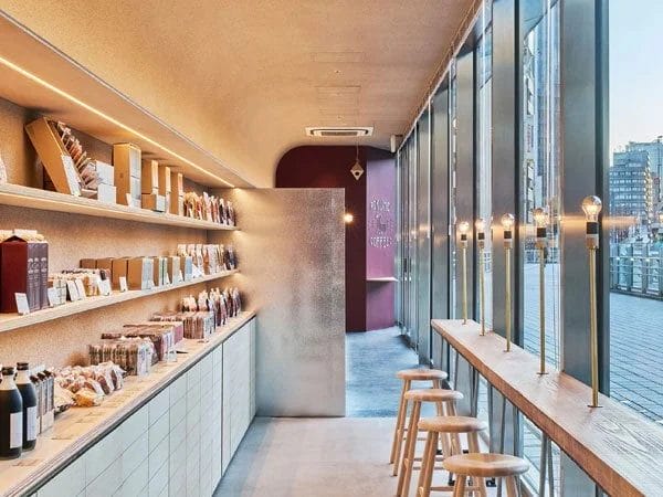 モダンでシンプルなデザインのカフェ内部