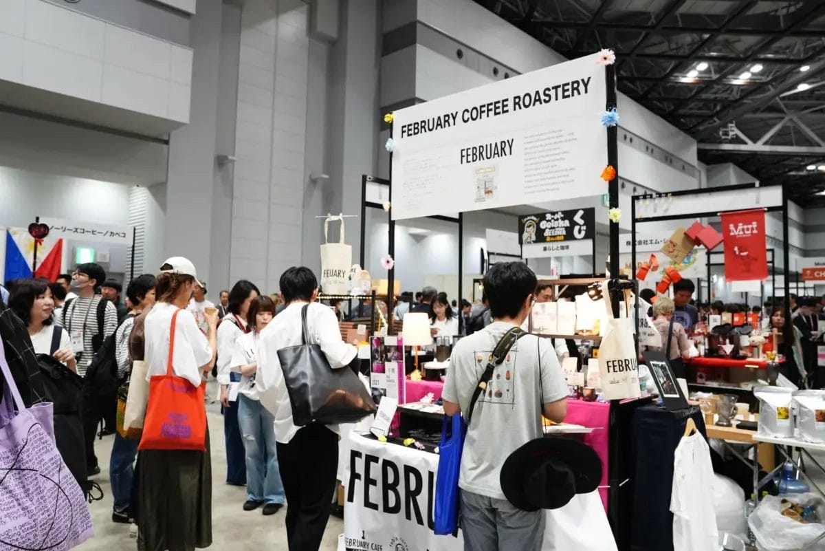 コーヒーイベントの会場で、多くの人々が「FEBRUARY COFFEE ROASTERY」のブースに集まっている