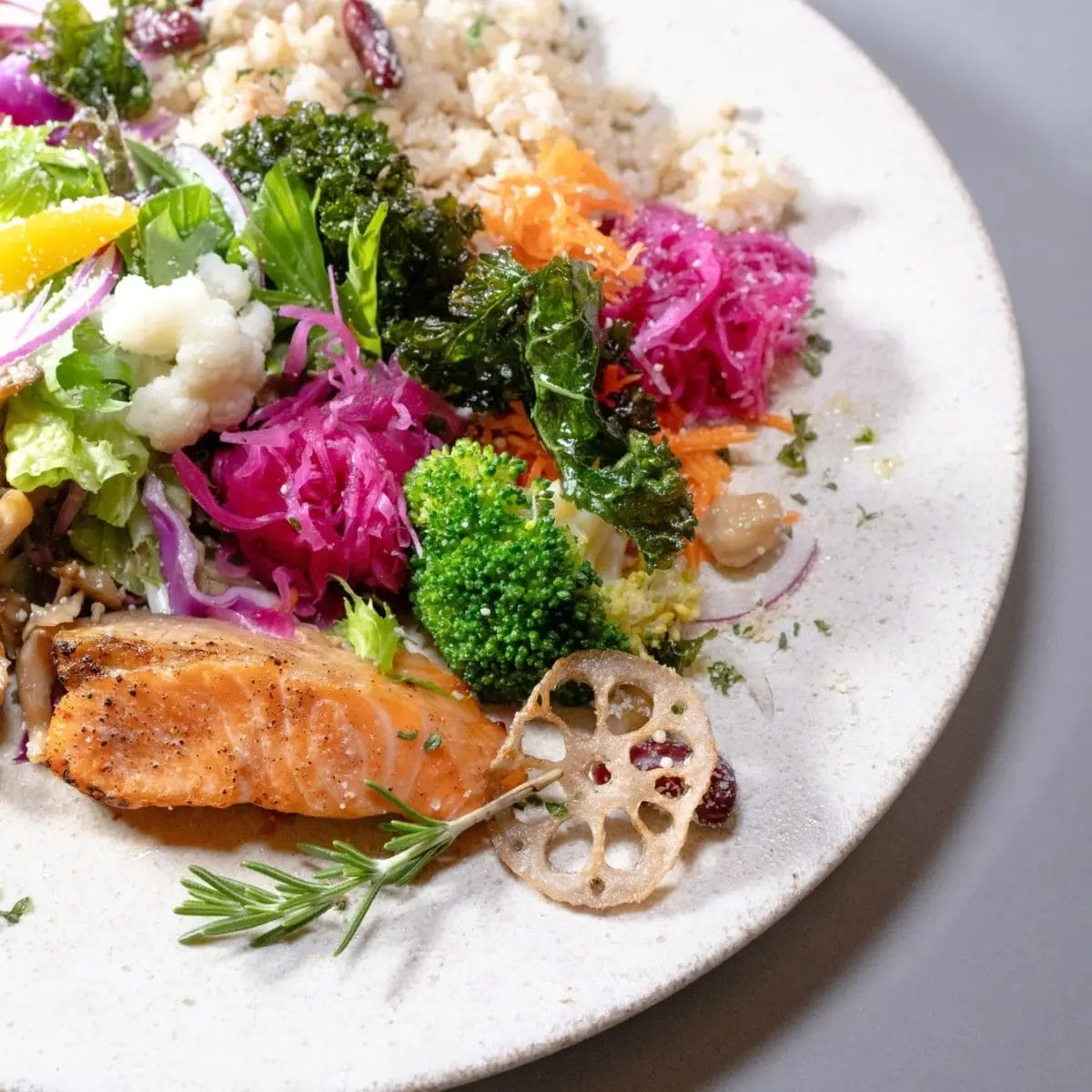 FLUX CAFEのグリル鮭と彩り豊かな野菜がたっぷり盛り付けられたヘルシーなプレート