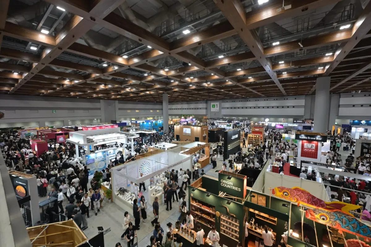 広々とした展示会場で多くの来場者が賑わう様子