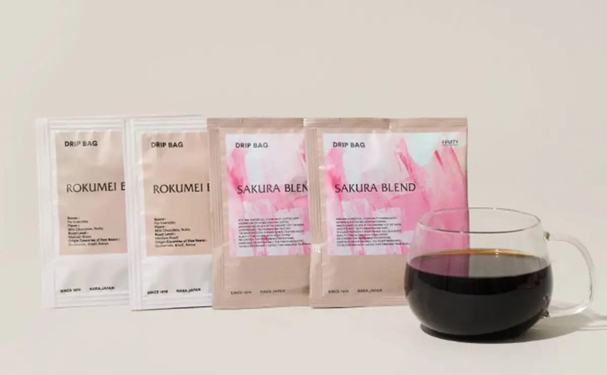 ロクメイブレンドとサクラブレンドのドリップバッグコーヒーが写っている画像