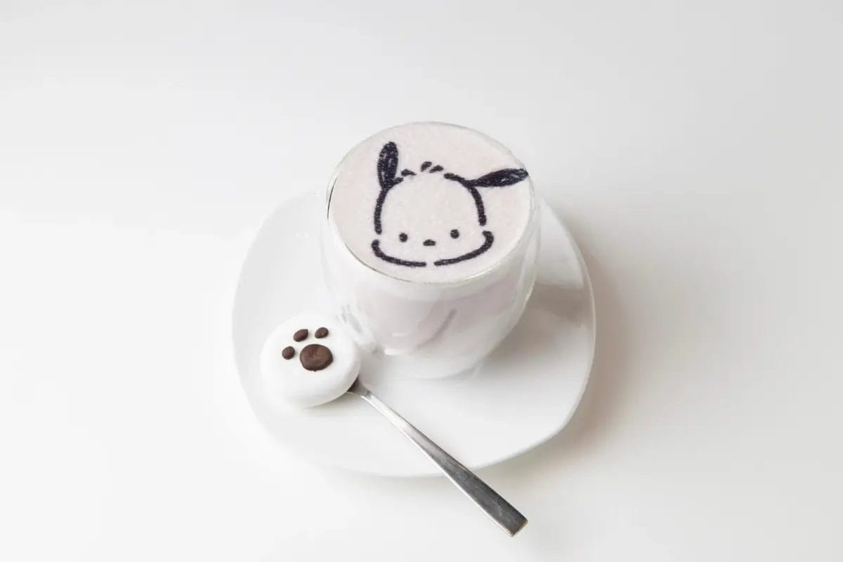 ポチャッコのラテアートが施されたピンク色のドリンク