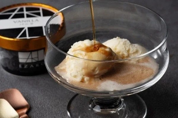 バニラアイスにエスプレッソが注がれる様子