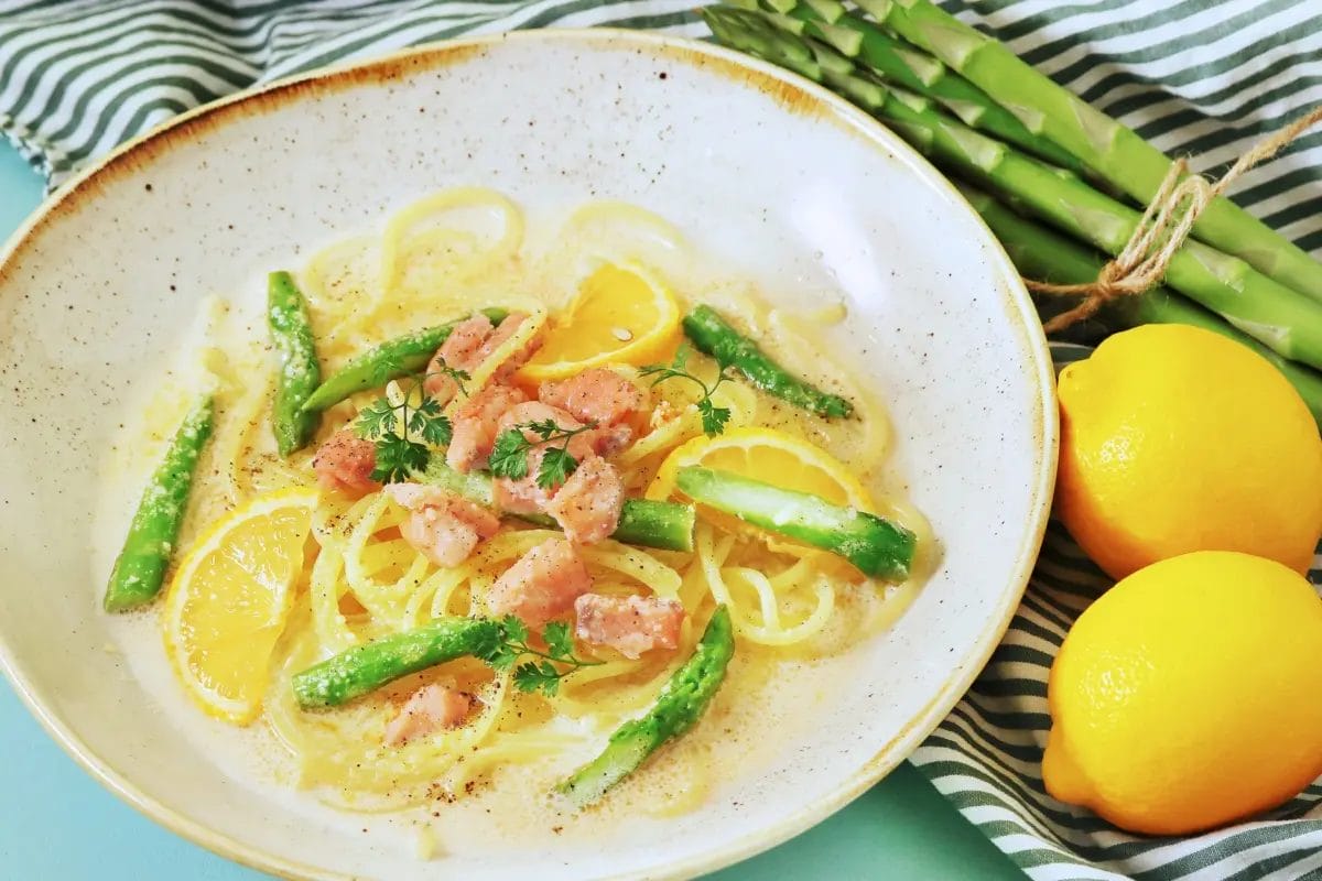 アスパラとスモークサーモンのレモンクリームパスタ