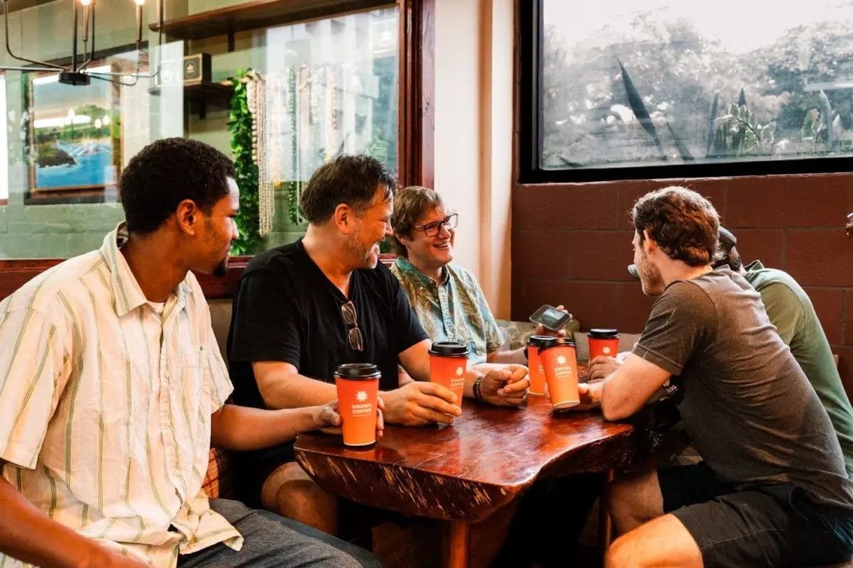 ハワイPOP UPでコーヒーを楽しむ人々