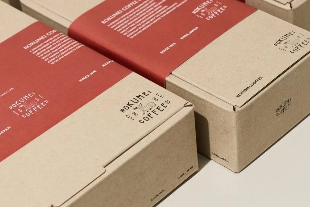 「ROKUMEI COFFEE」のロゴが入った、茶色のギフトボックスが並んでいる