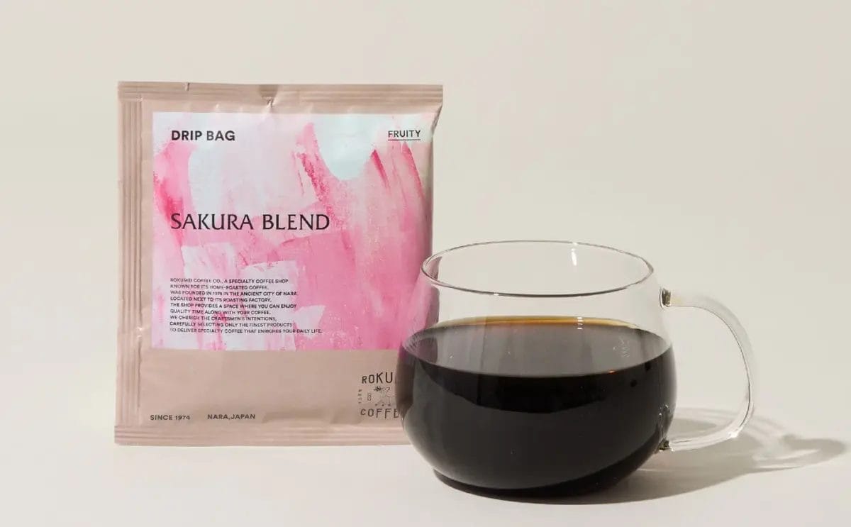 ピンクの水彩画風デザインが施された「SAKURA BLEND」のドリップバッグコーヒー