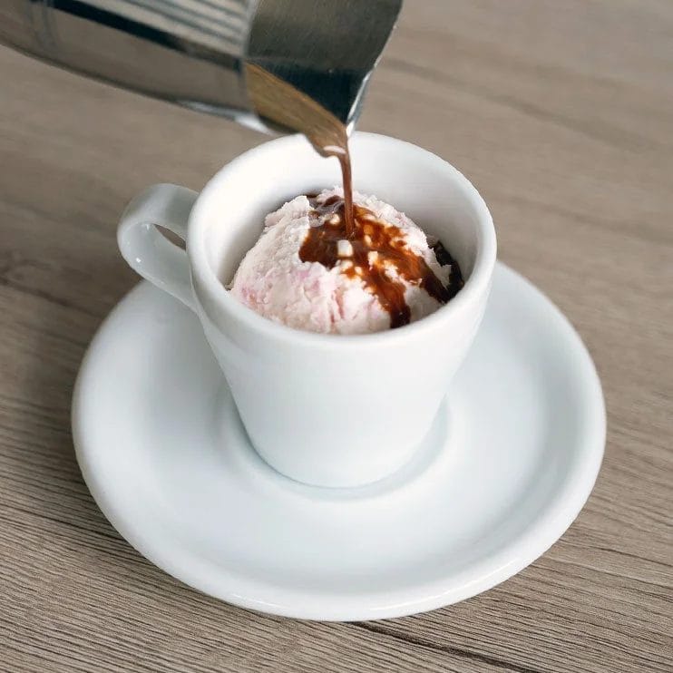 ピンクのアイスクリームに熱いエスプレッソが注がれているさくらアフォガート