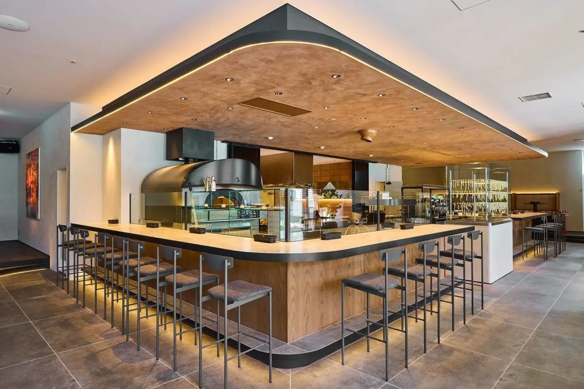 カウンターとピザ窯