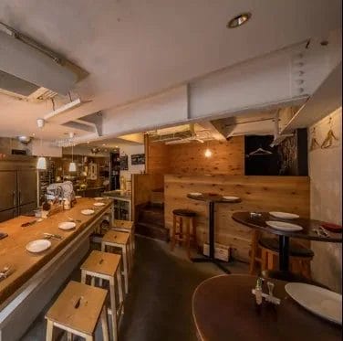 Osteria Uraraのウッド調の落ち着いた雰囲気の店内