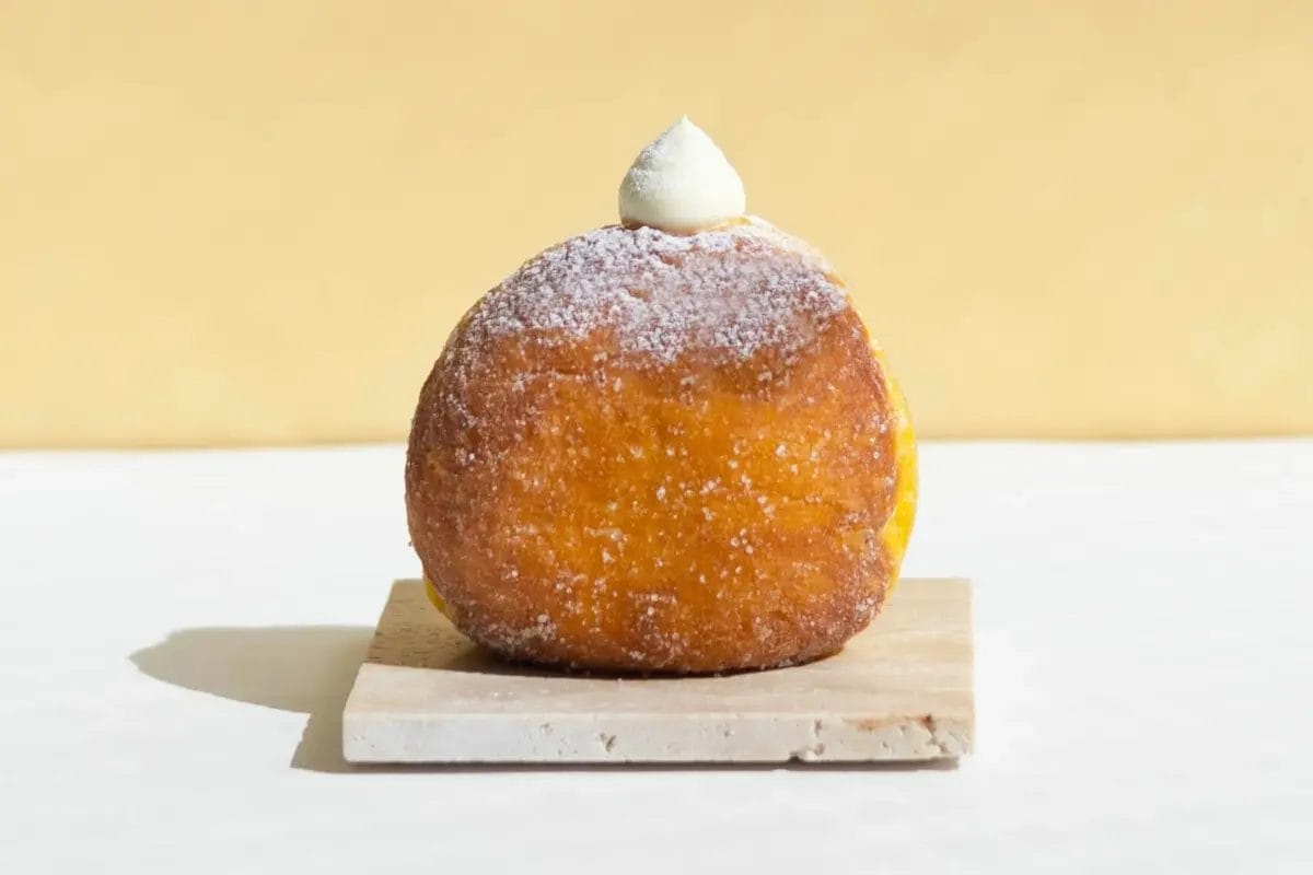 カスタードホイップが乗ったドーナツ