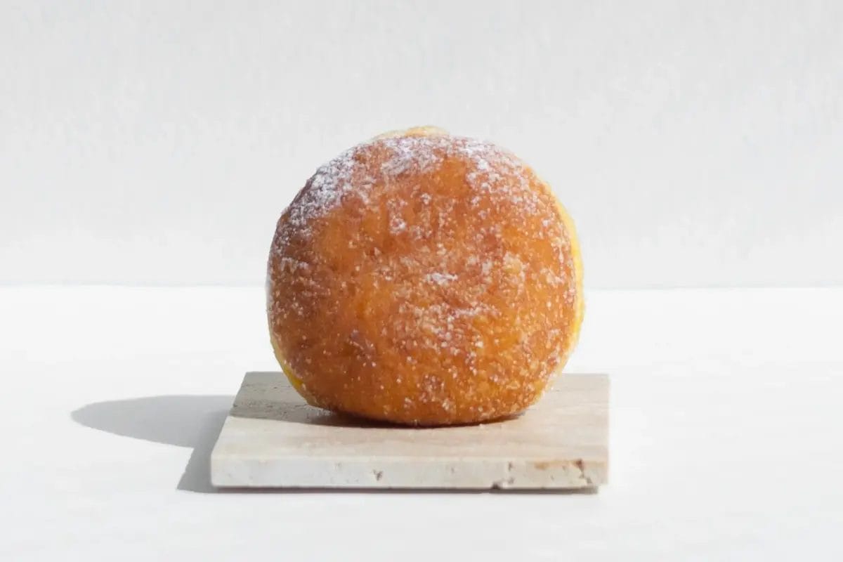 砂糖をまぶした丸いドーナツ