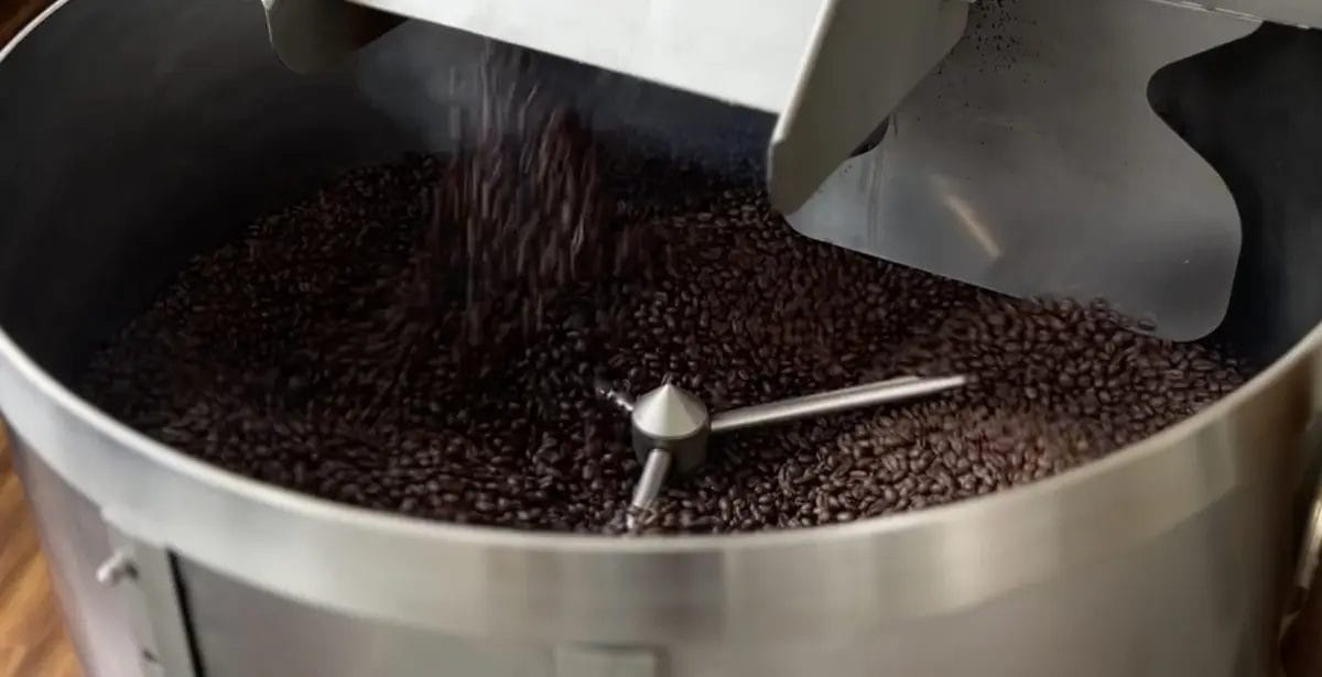 コーヒー豆の焙煎風景