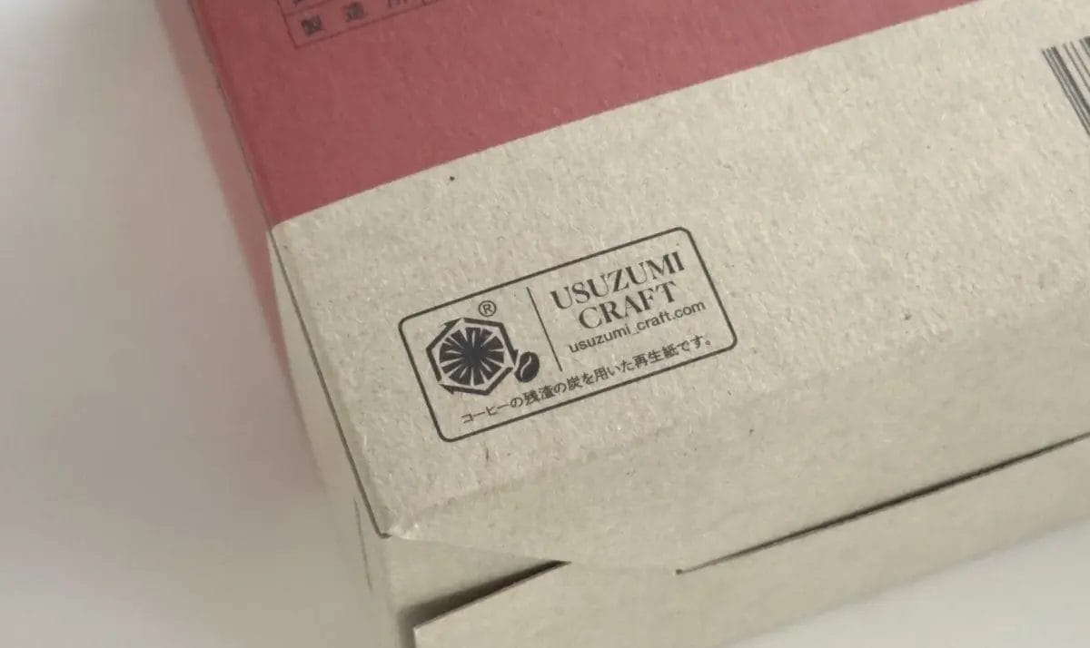 コーヒーの残渣の炭を使用した再生紙であることを示す「USUZUMI CRAFT」のロゴと説明が印刷されたパッケージの一部