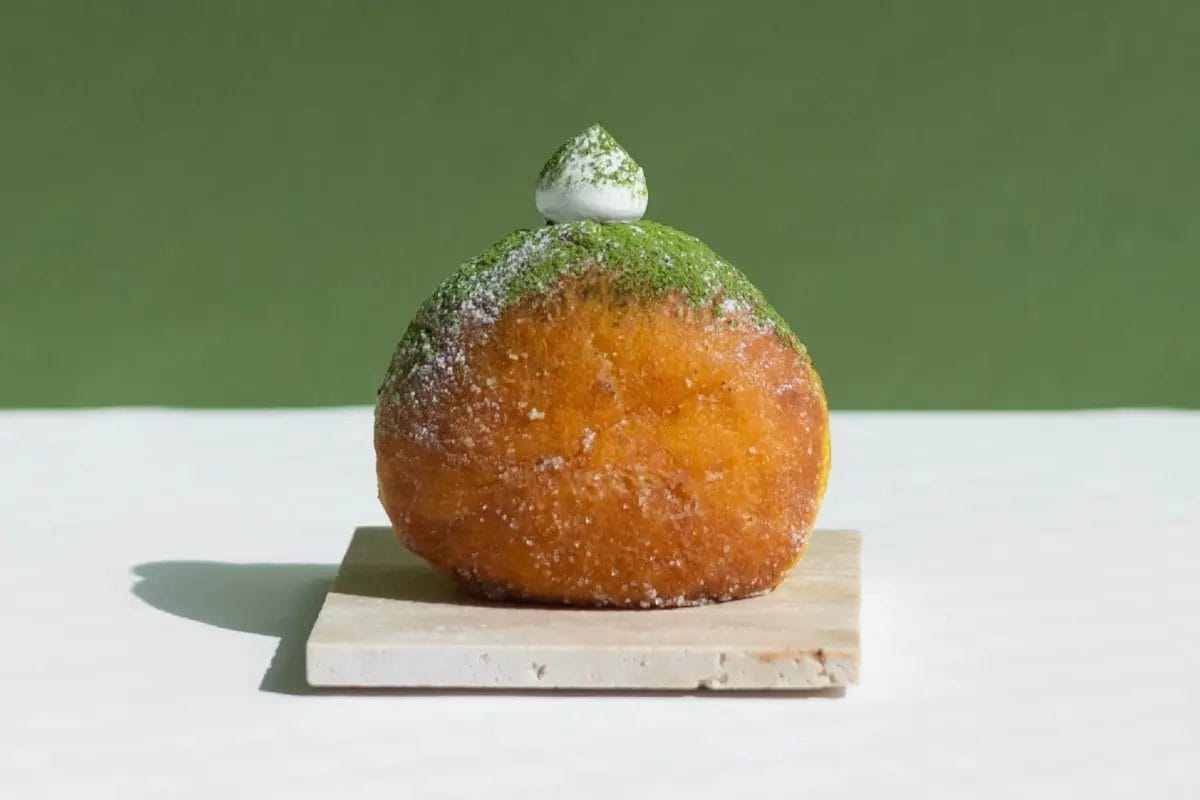 抹茶クリームが乗ったドーナツ