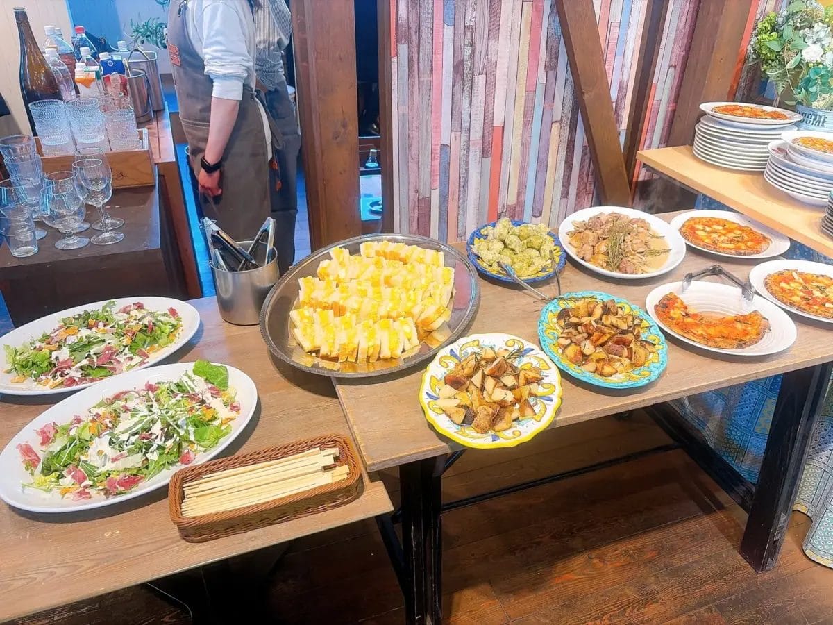 レストランやイベント会場のビュッフェテーブル