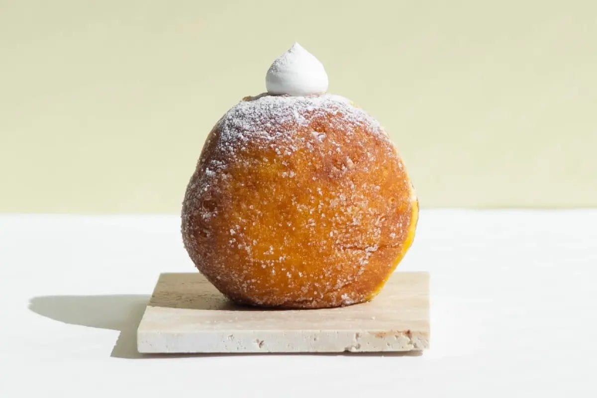 ホイップクリームが乗ったドーナツ