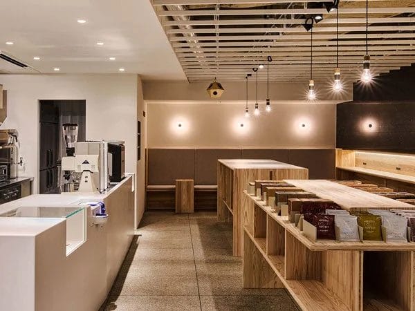 モダンでスタイリッシュなコーヒーショップの店内