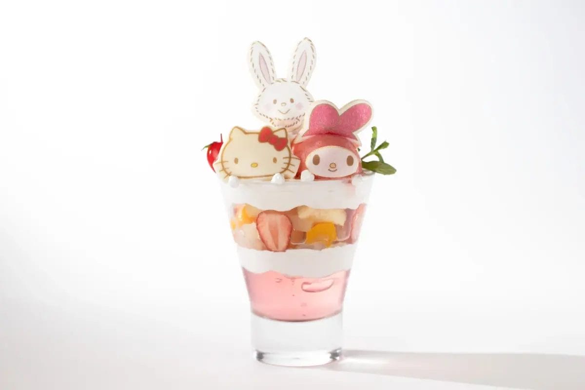 ハローキティとマイメロディのキャラクターが飾られた可愛らしいパフェ