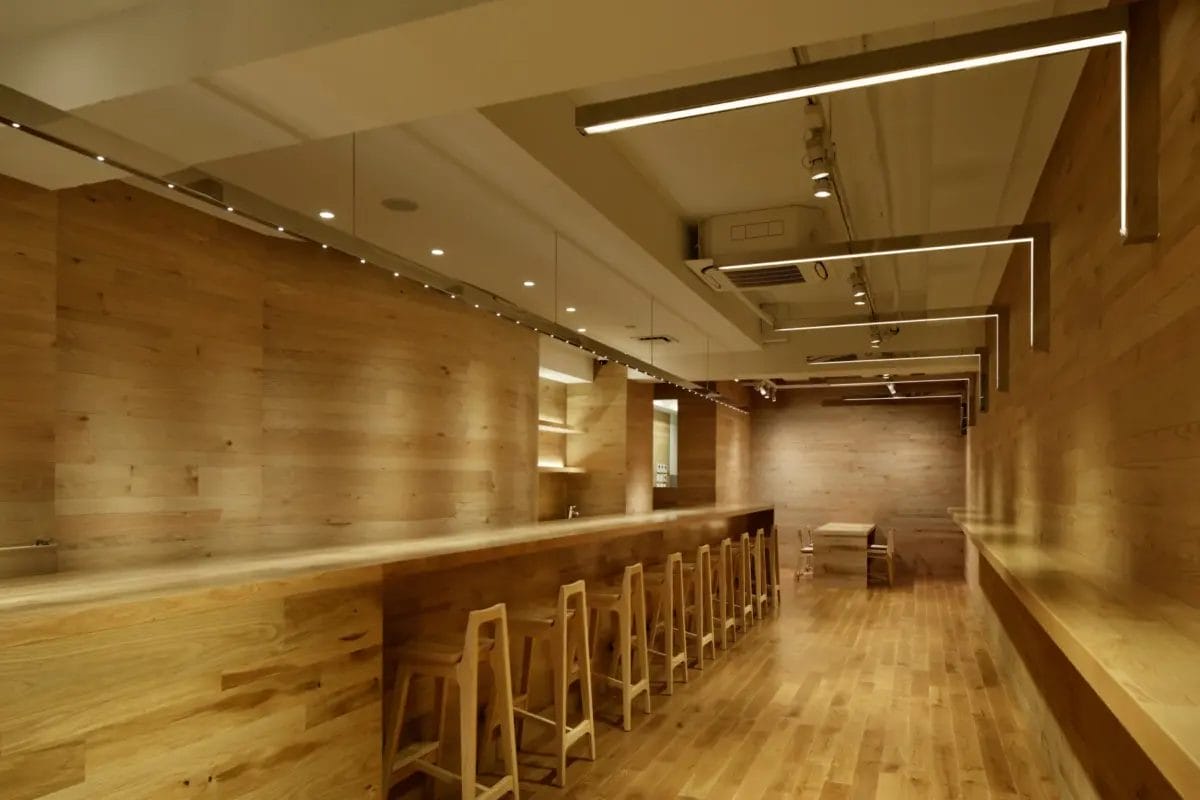 FLUX CAFEのモダンでミニマルな内装