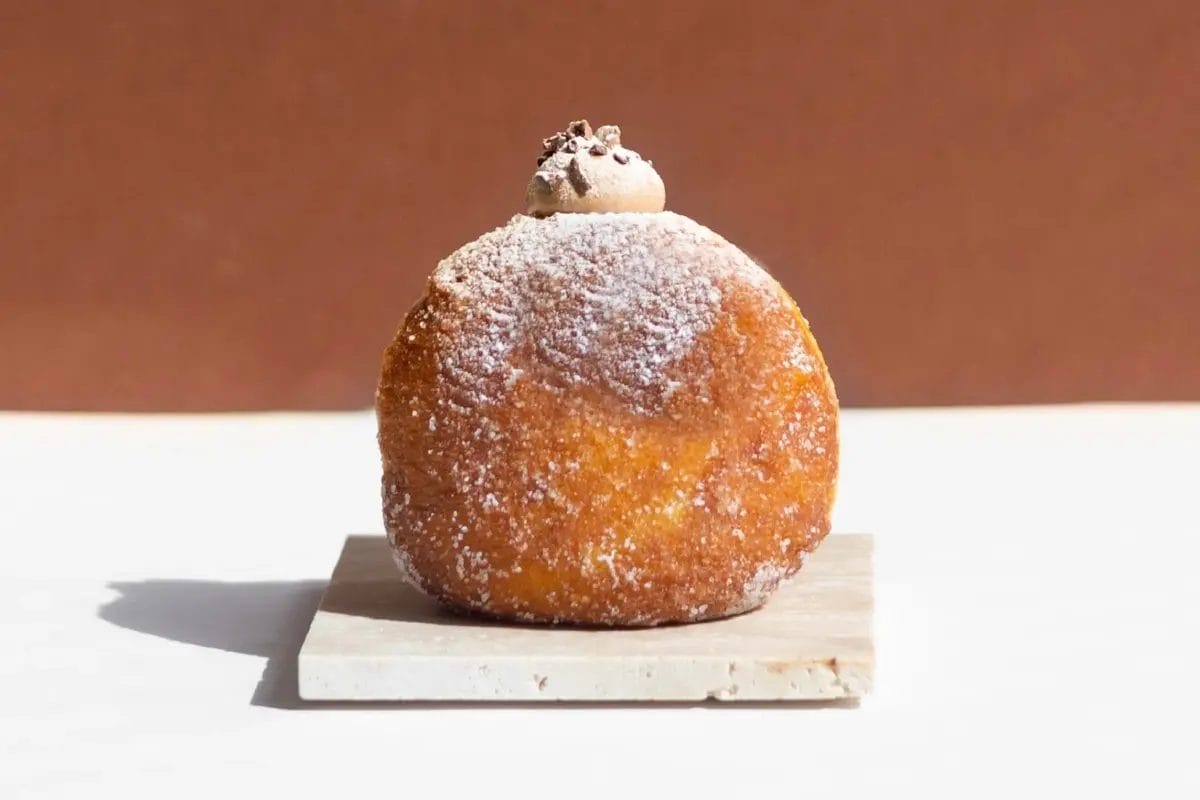 チョコレートクリームが乗ったドーナツ