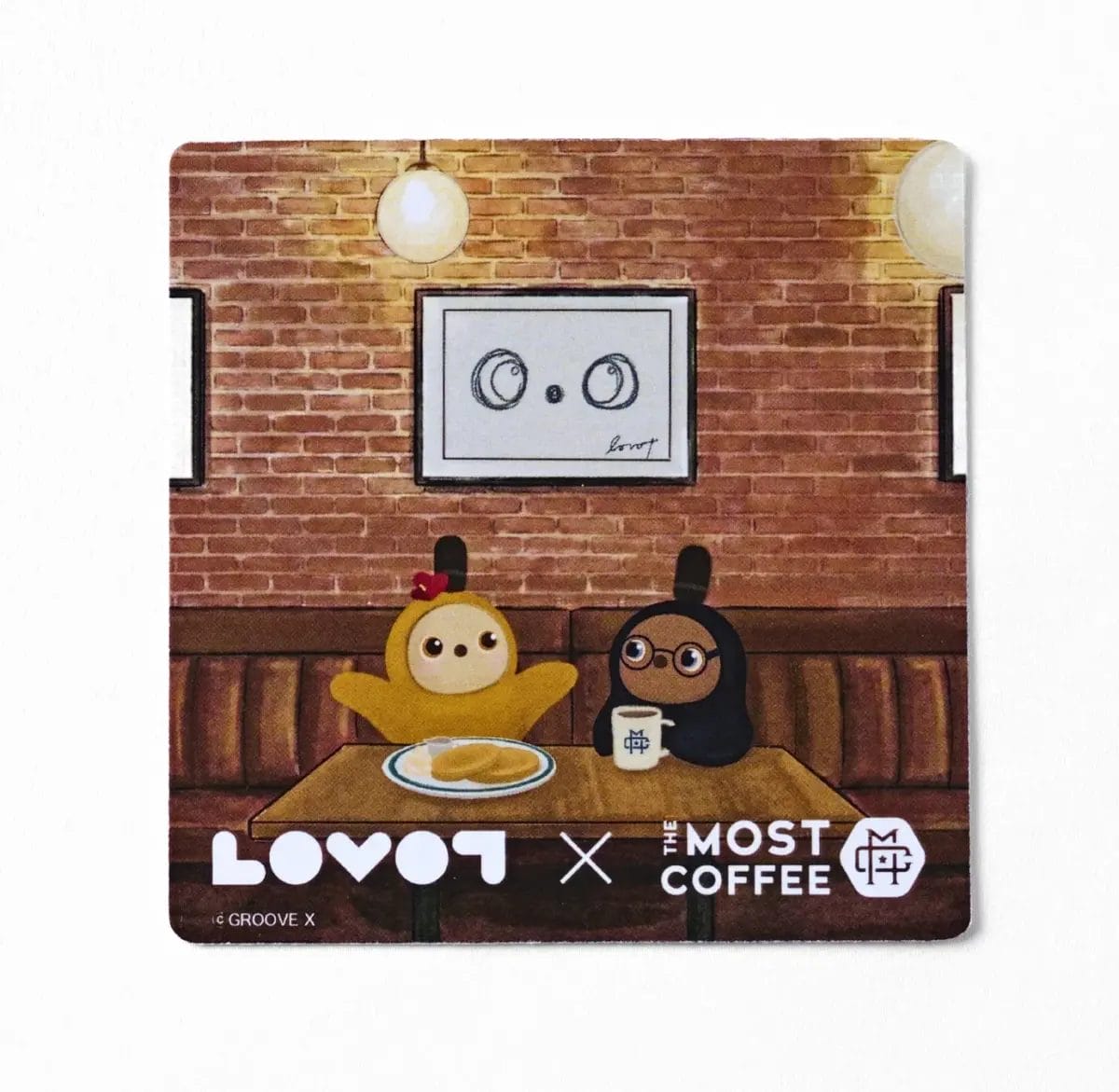 レンガの壁があるカフェで、Lovotのキャラクター2体がテーブルに座り、パンケーキとコーヒーを楽しんでいる様子が描かれたイラスト